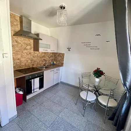 Lake View Apartment *